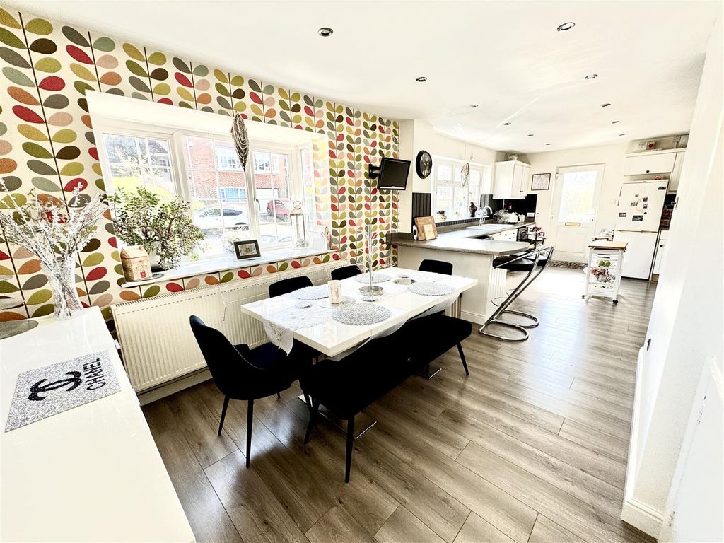 Property photo 3 of 29 Kitchen / Dining Area