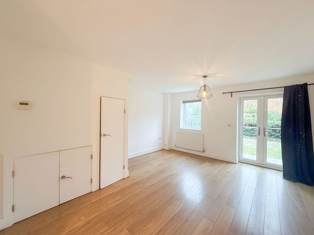 Property photo 3 of 10 Living Room