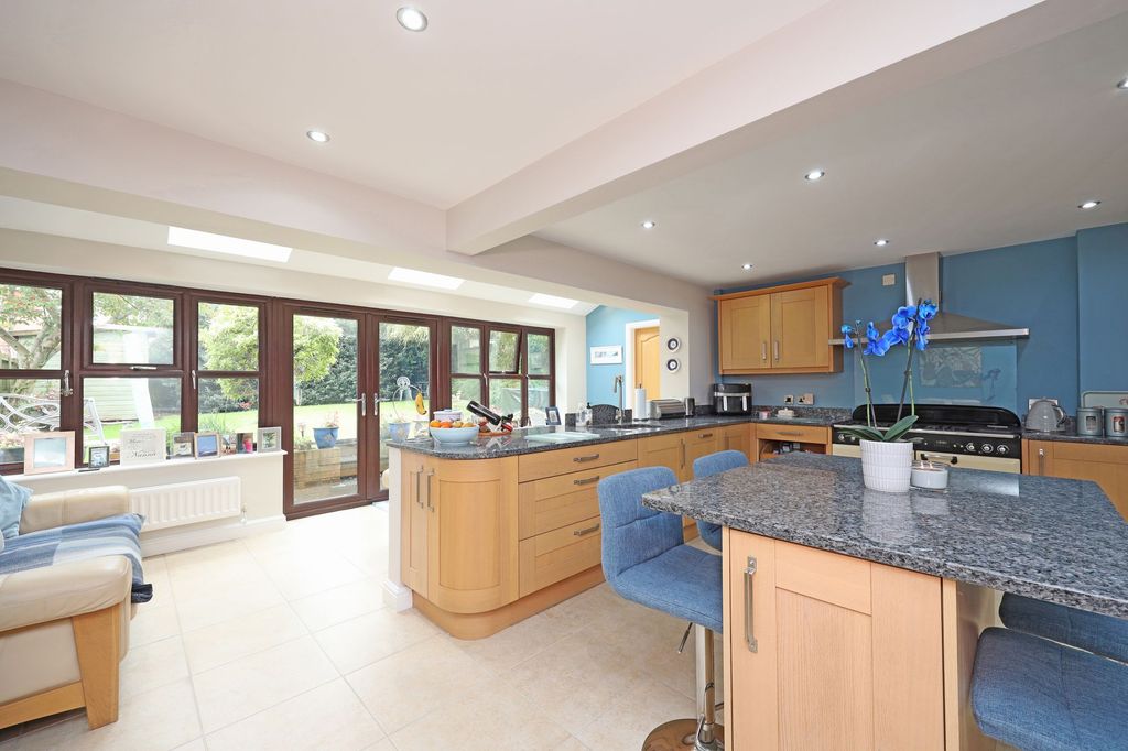 Property photo 2 of 37