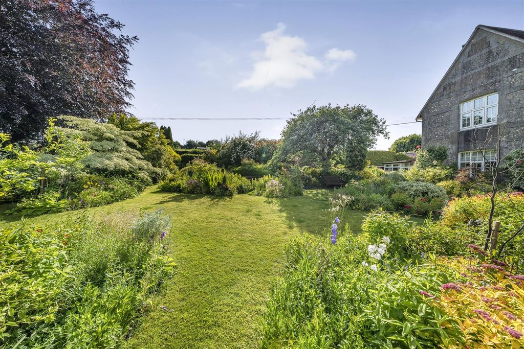 Property photo 3 of 17 Garden