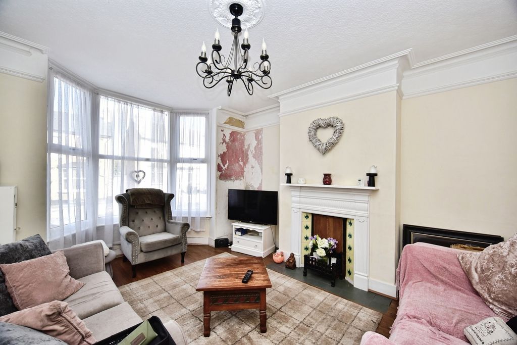 Property photo 3 of 17 Lounge