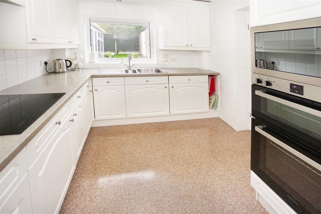 Property photo 3 of 18 Kitchen
