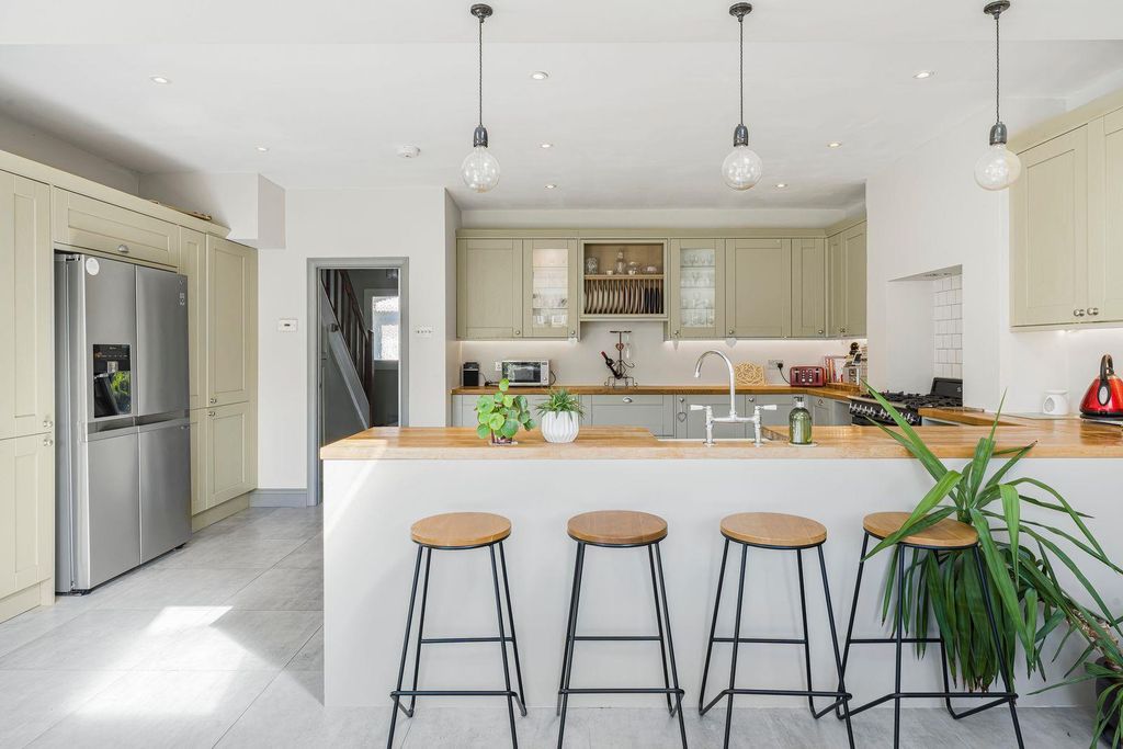 Property photo 2 of 12 Kitchen & Dining