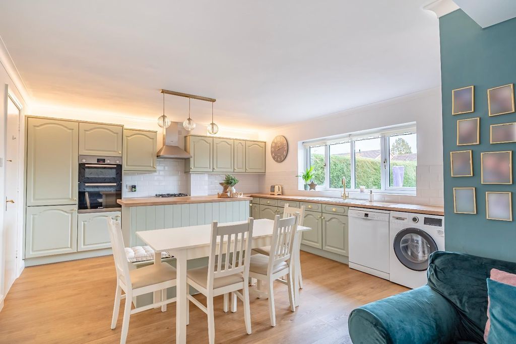 Property photo 3 of 25 Dining Kitchen