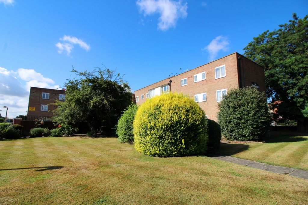 Property photo 1 of 5 Large 2 Bedroom Flat - 2nd Floor. (Gated Development)