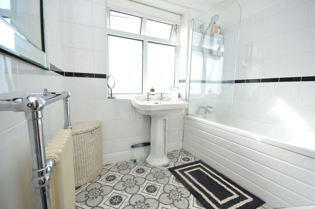 Property photo 2 of 27