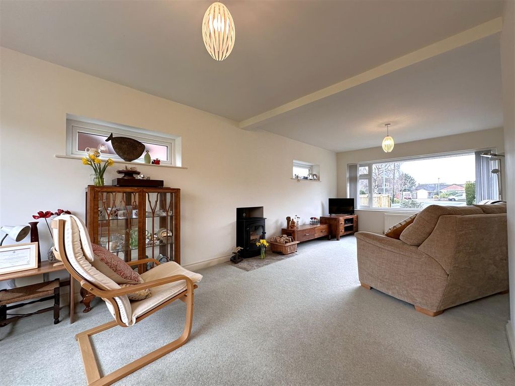 Property photo 2 of 26 Generous Living Room 125