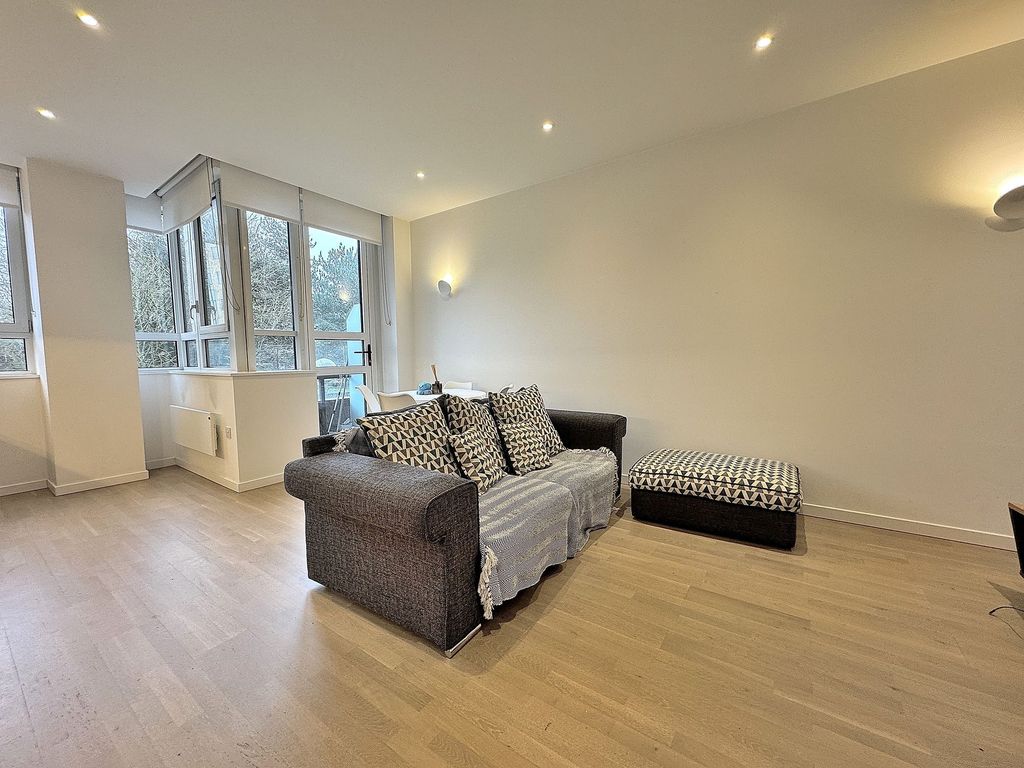 Property photo 3 of 8 Lounge Area