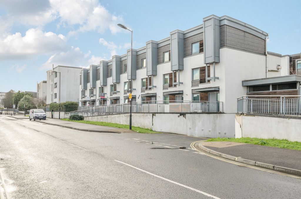 Property photo 1 of 12 1401145-1-696A399...