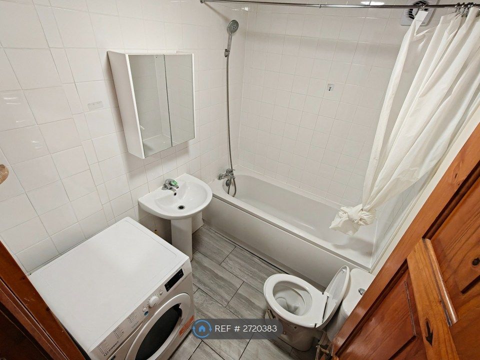 Property photo 3 of 11 Bathroom