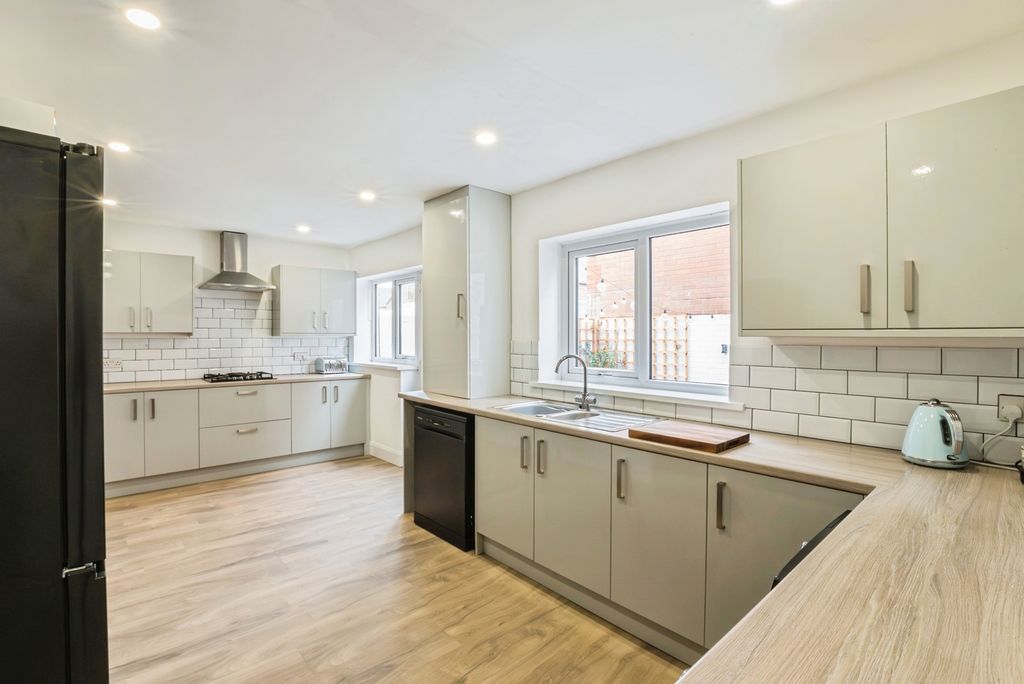 Property photo 3 of 19 Pbox-Img.Jpg
