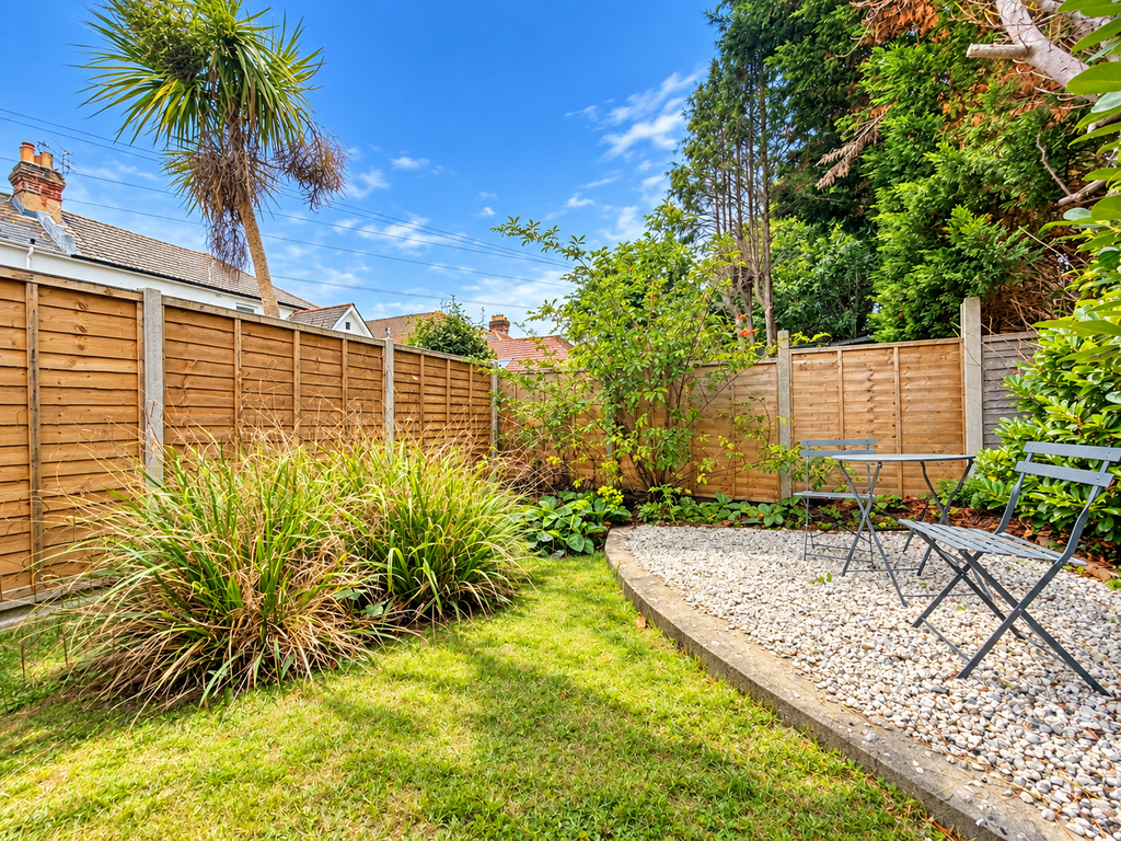 Property photo 3 of 14 Garden Flat 4..