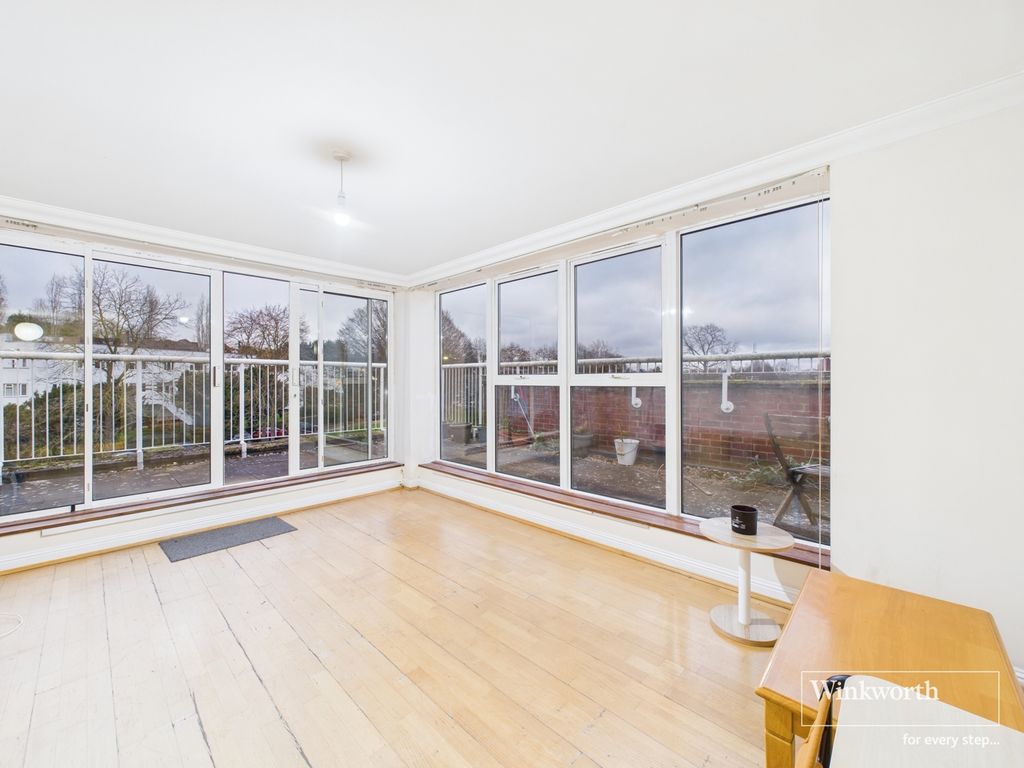 Property photo 3 of 11 Lounge