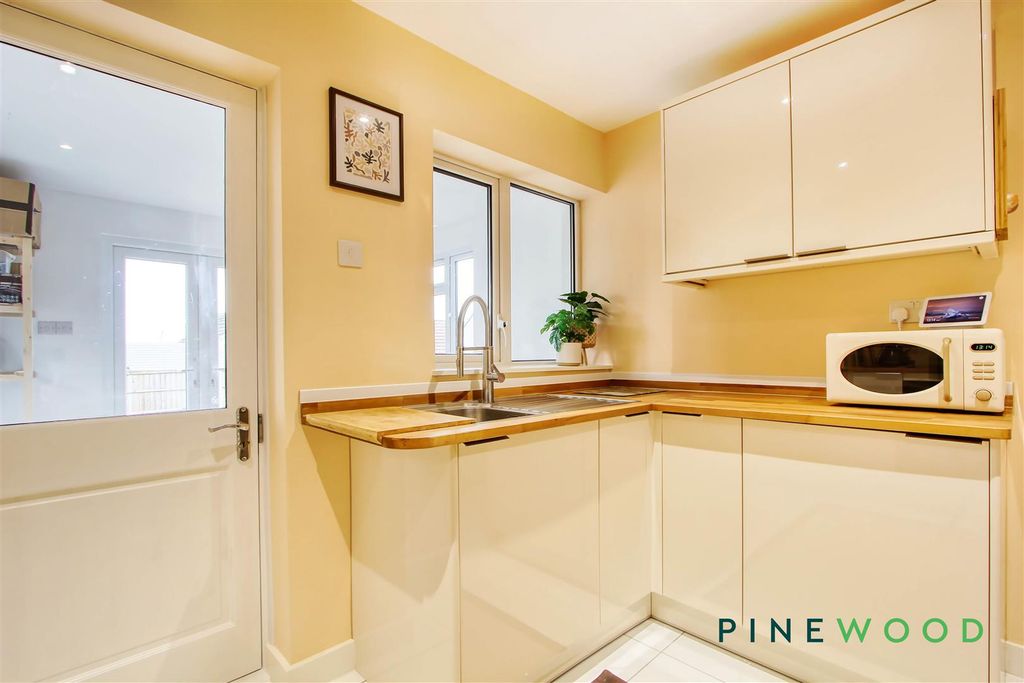 Property photo 3 of 25 Kitchen