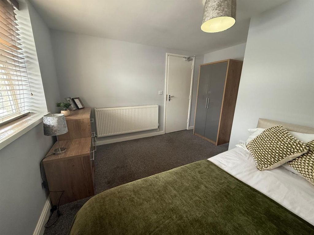 Property photo 1 of 8 Main Bed2.Jpeg