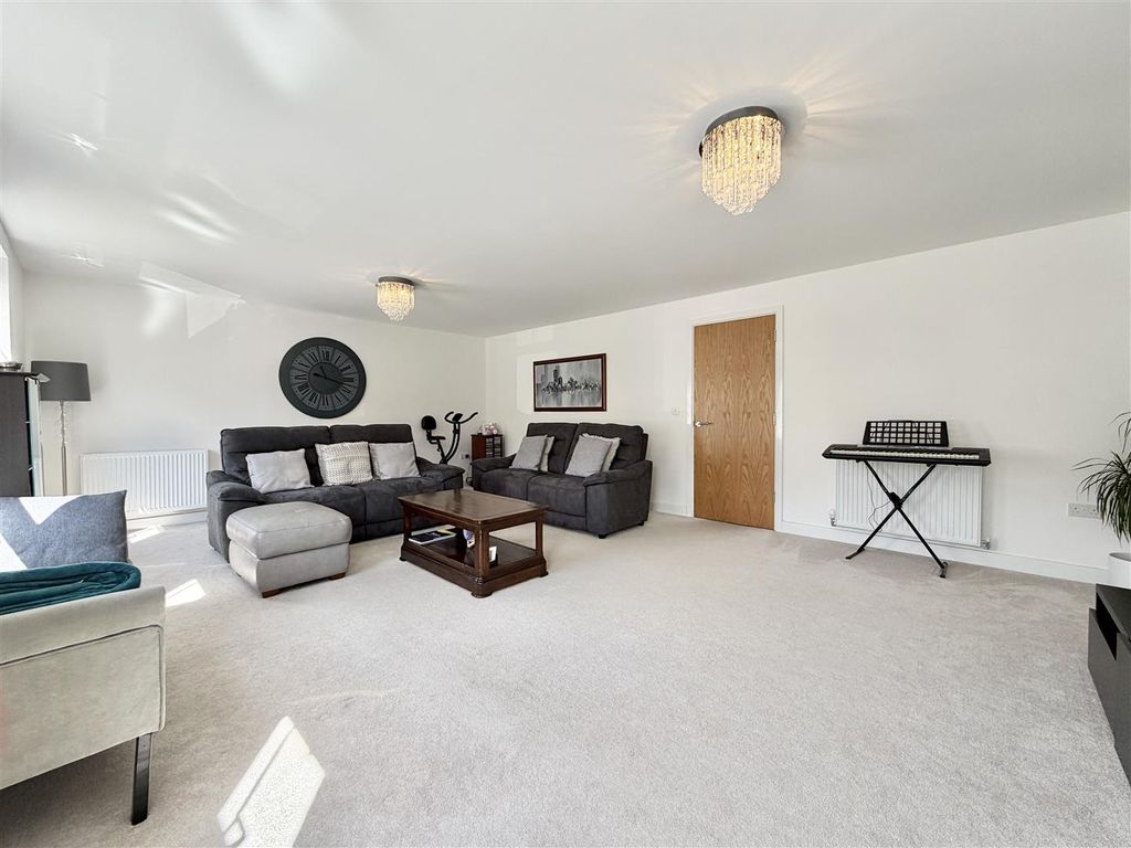 Property photo 3 of 24 Lounge