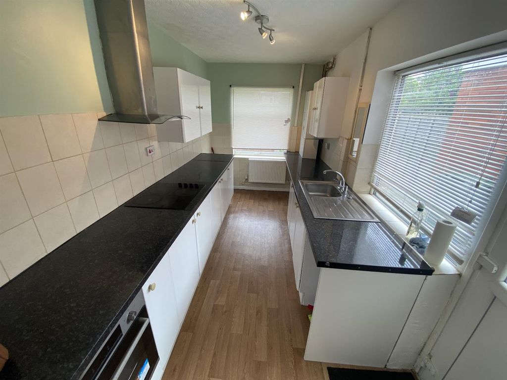Property photo 3 of 8 Kitchen