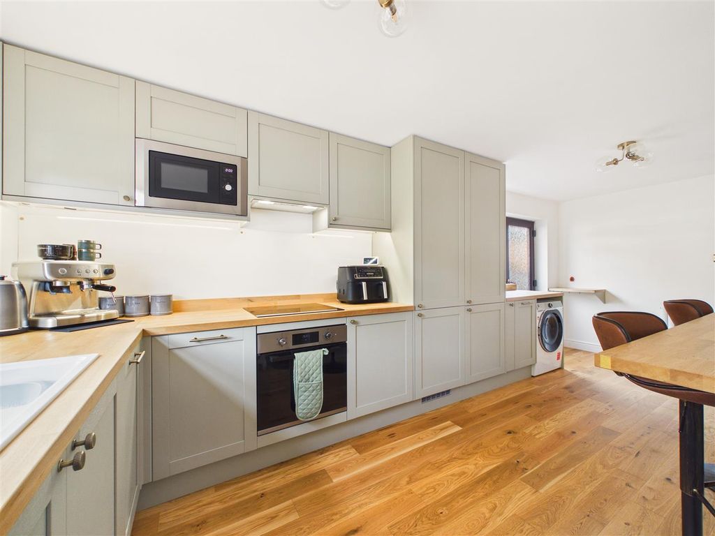 Property photo 3 of 13 Cam03303G0-Pr0309-Still009.Jpg