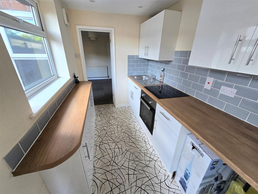 Property photo 3 of 9 Kitchen