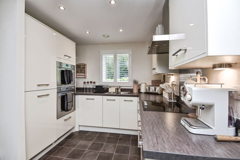 Property photo 3 of 17 Kitchen
