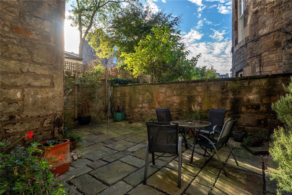 Property photo 2 of 19 Garden