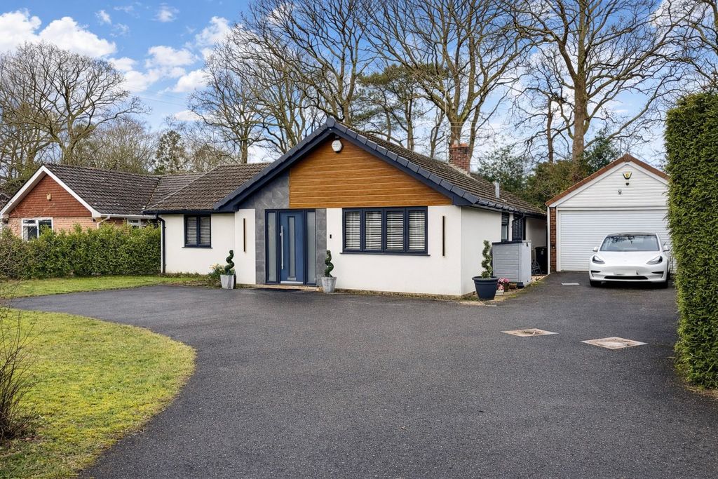 Property photo 1 of 29 3 Bed Detached Bungalow For Sale Paddock Close, St. Ives Bh24