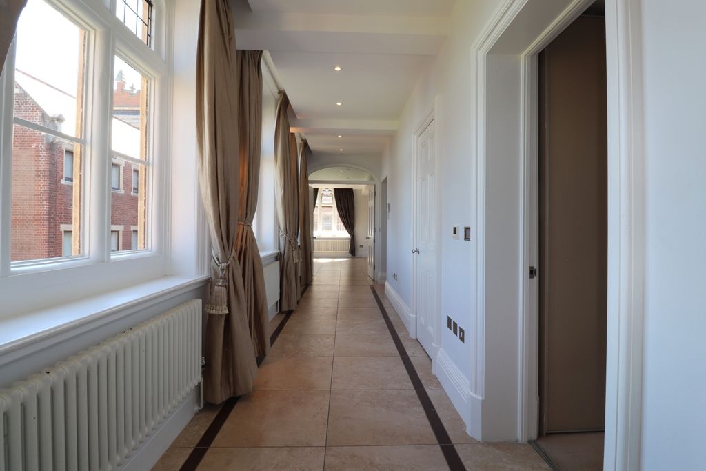 Property photo 2 of 10 Entrance Hallway