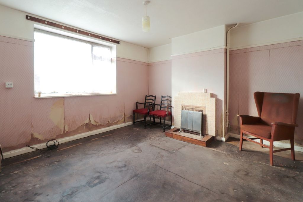 Property photo 3 of 9 Dining Room