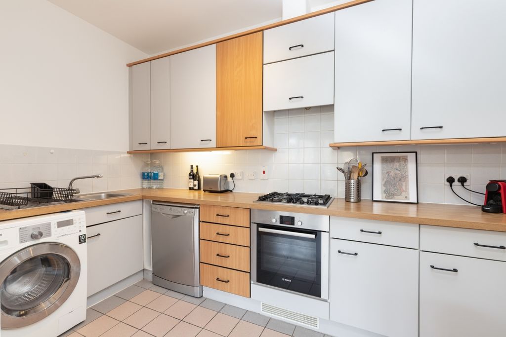 Property photo 3 of 12 Millenium Square ...