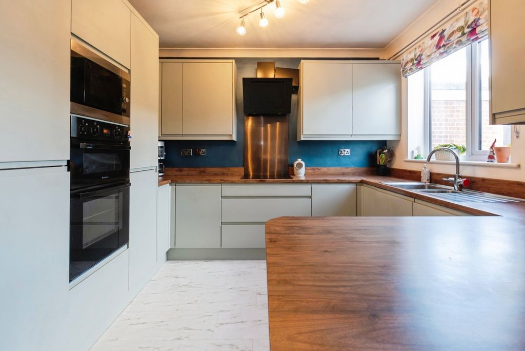 Property photo 3 of 25 Pbox-Img.Jpg