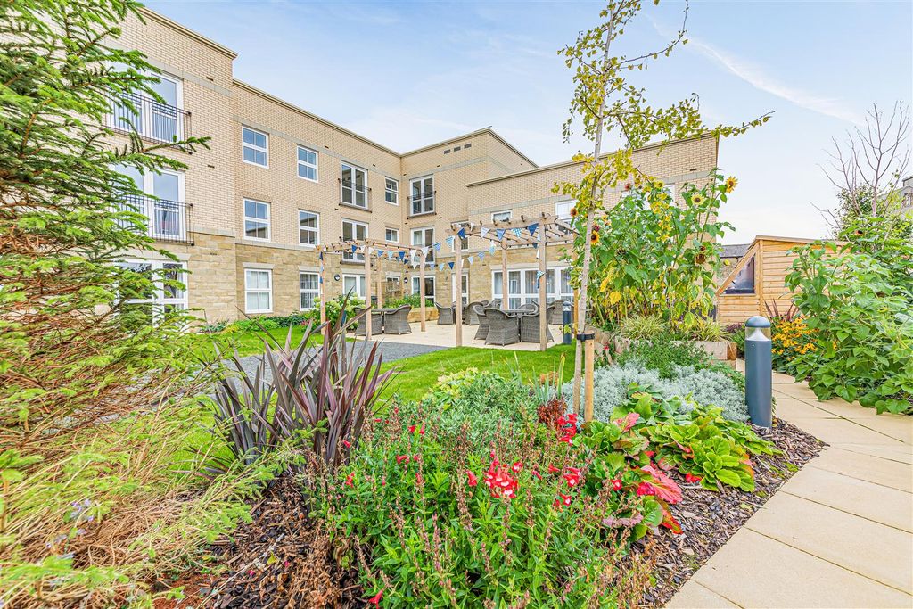 Property photo 1 of 33 Communal Gardens