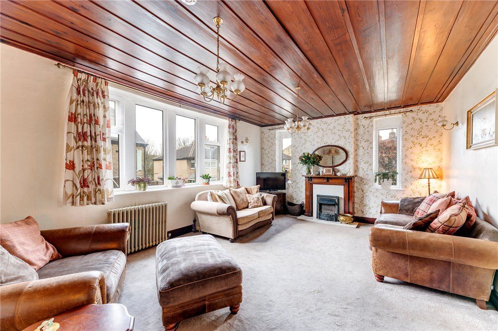 Property photo 3 of 32 Lounge