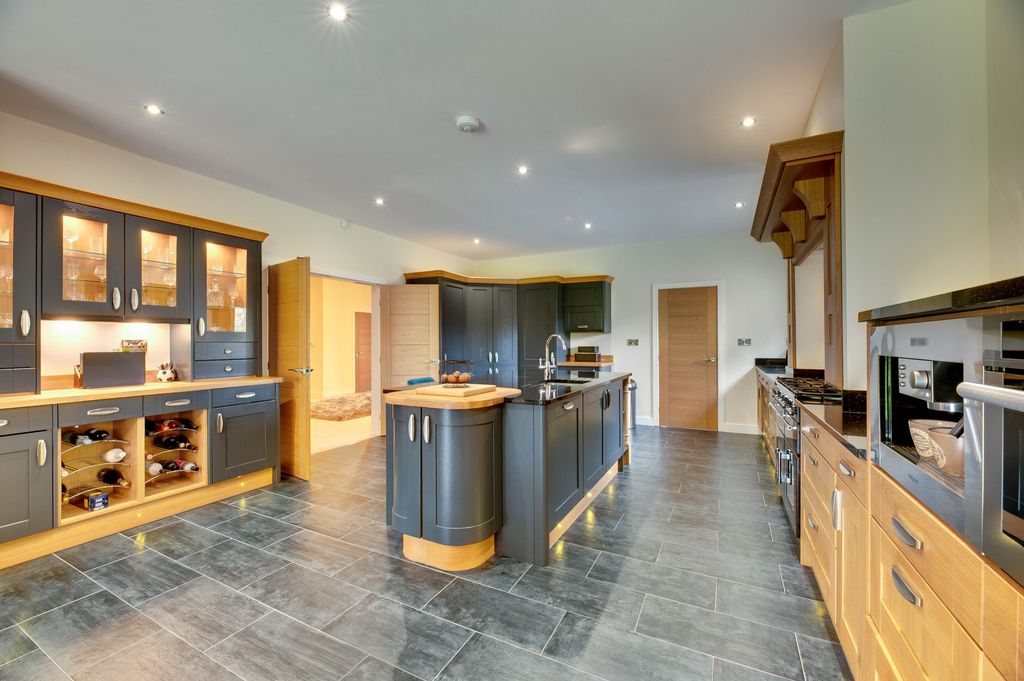 Property photo 3 of 15 Dining Kitchen