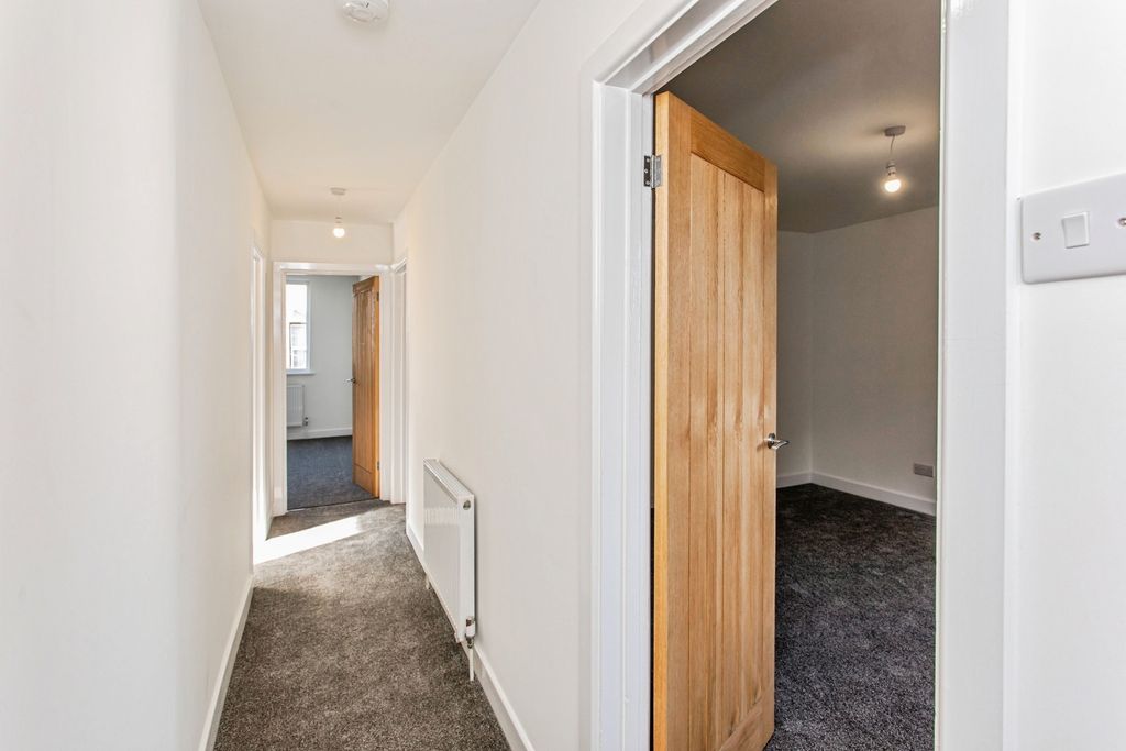 Property photo 3 of 17 Entrance Hall