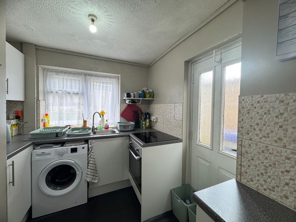Property photo 3 of 10 Kitchen