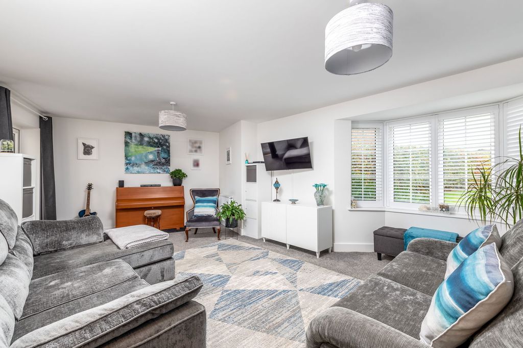 Property photo 3 of 28