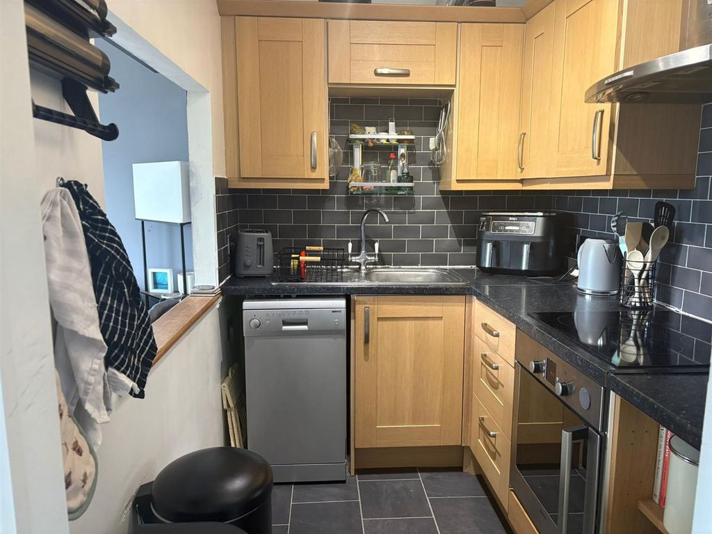 Property photo 3 of 14 Kitchen
