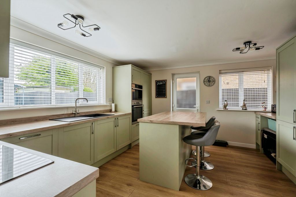 Property photo 2 of 19 Kitchen/Breakfast