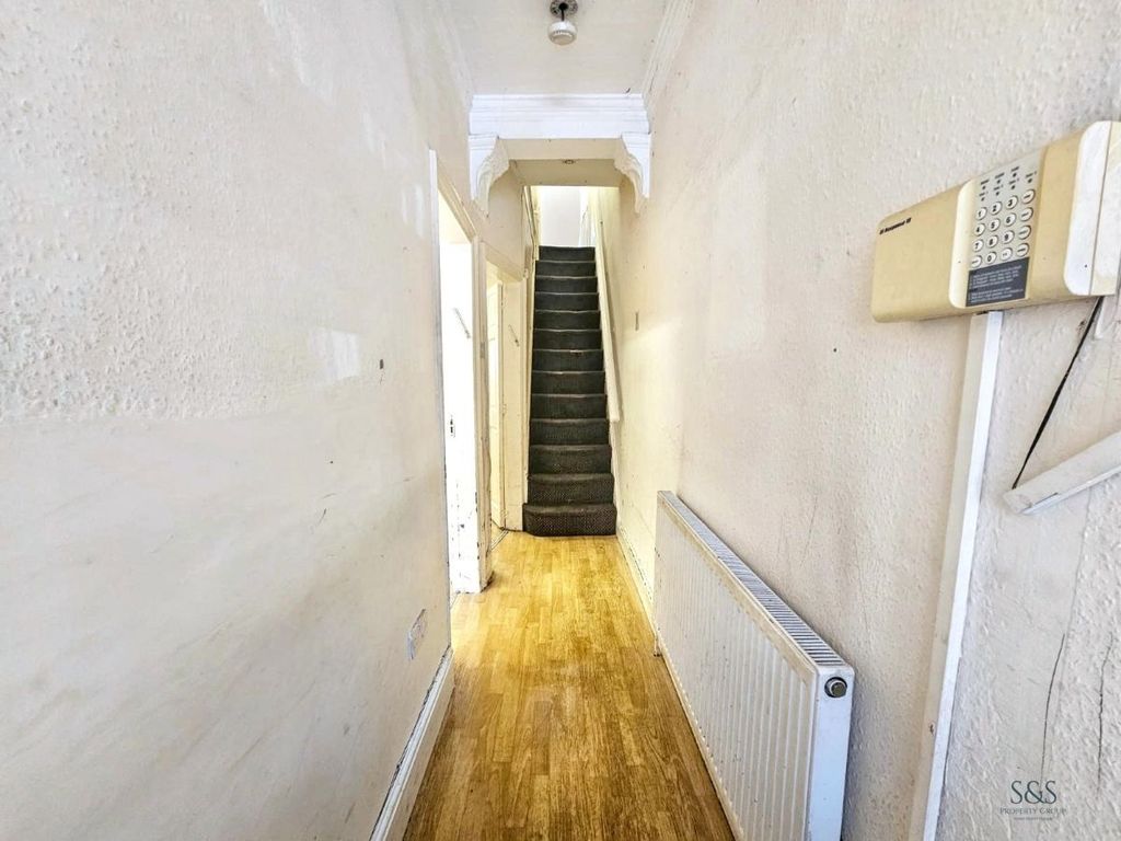 Property photo 2 of 25