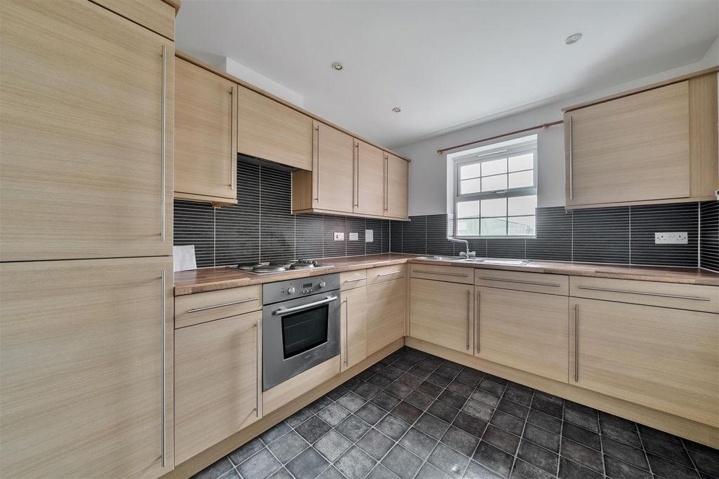 Property photo 3 of 11 Kitchen