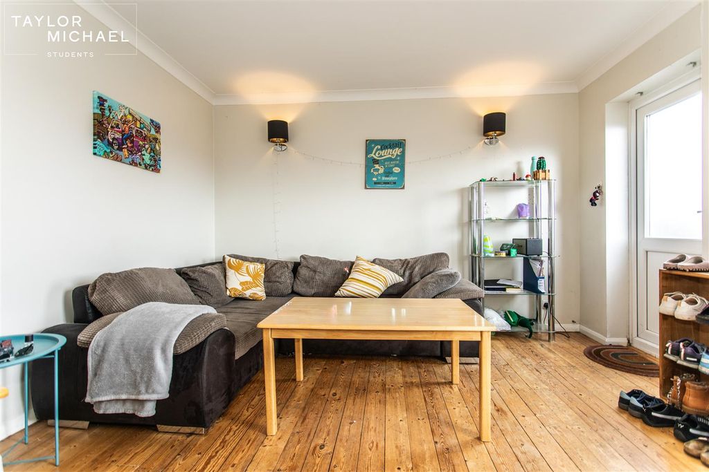 Property photo 1 of 13 Living Room