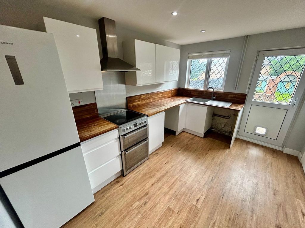 Property photo 2 of 9 Kitchen