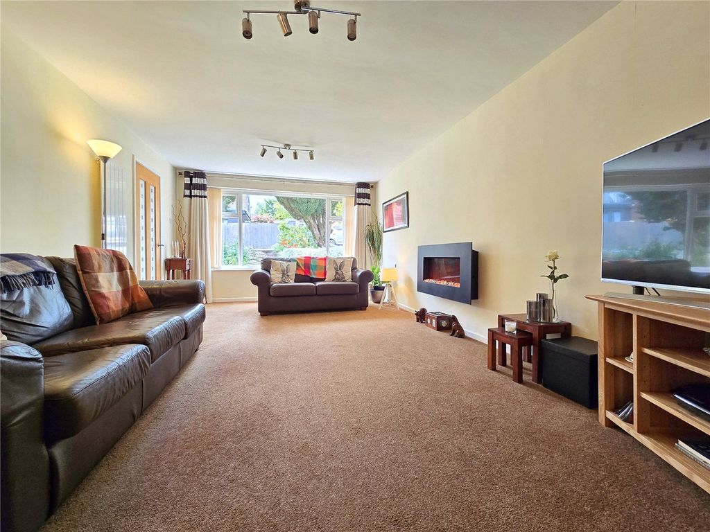 Property photo 2 of 35 Spacious Lounge
