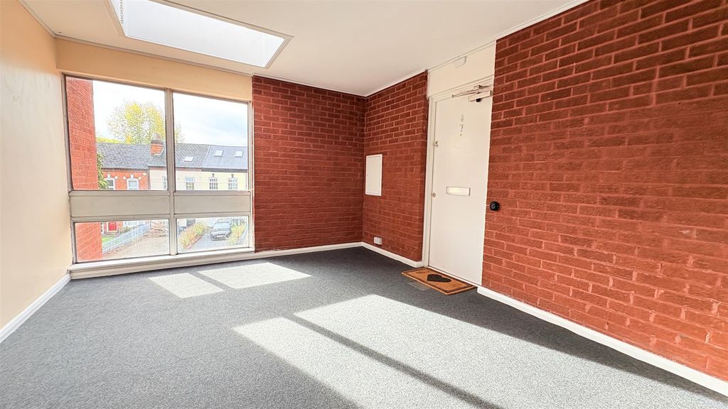 Property photo 3 of 14 Hallway