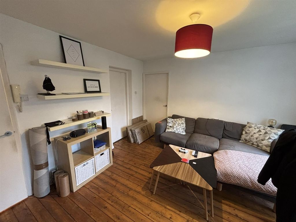 Property photo 3 of 12 Lounge