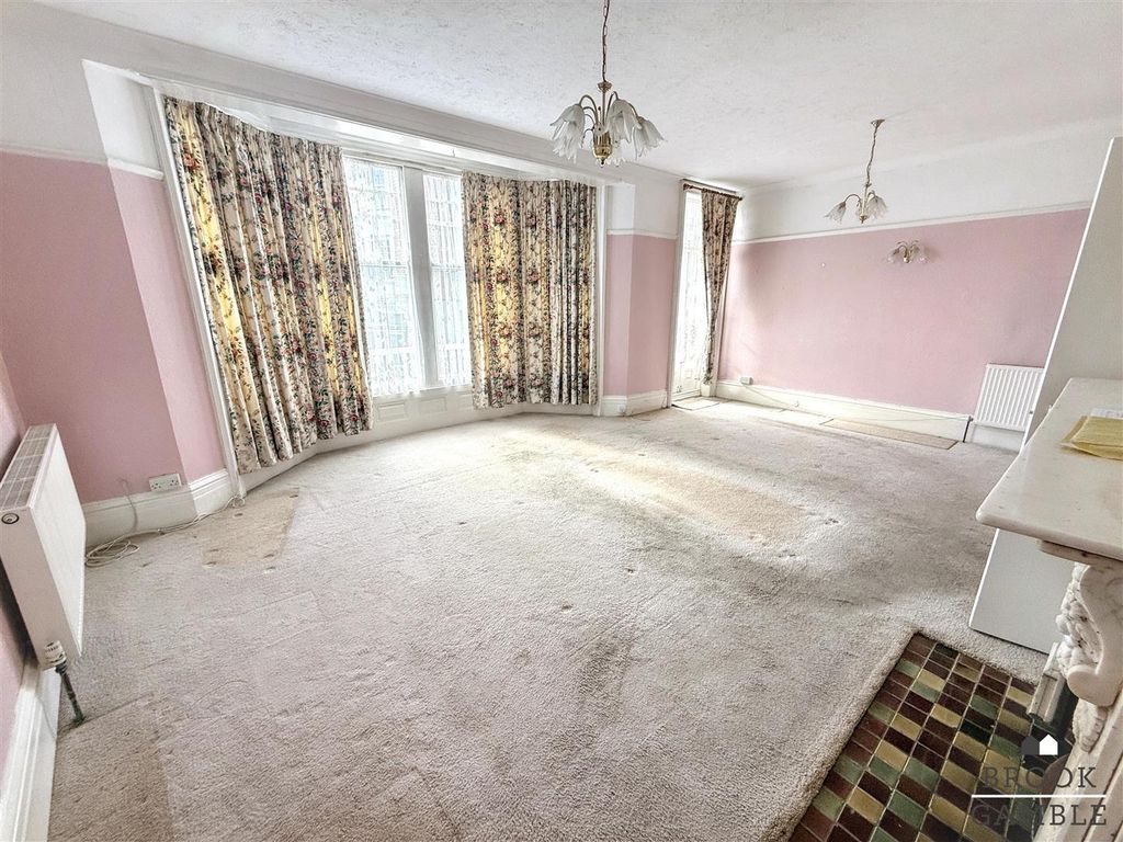 Property photo 3 of 15 01323 438506