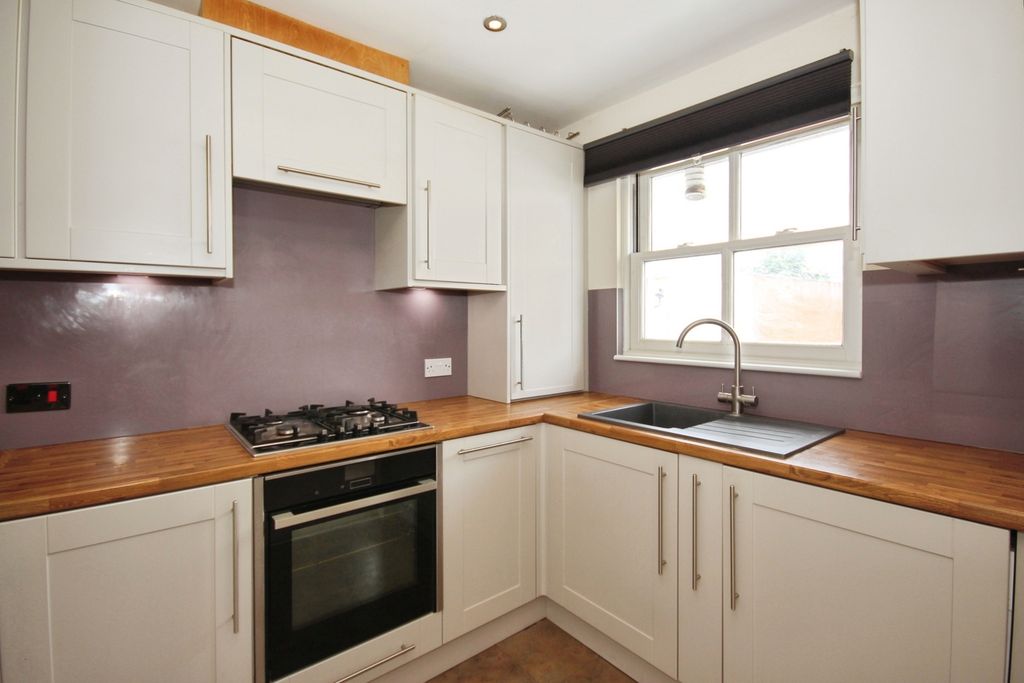 3 bed flat for salePackington Place, Leamington Spa, Warwickshire CV31 photo 4