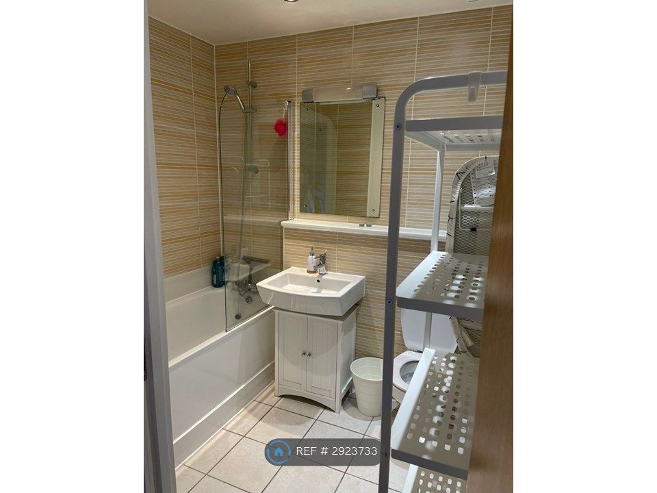 Property photo 2 of 19 Shared Bathroom