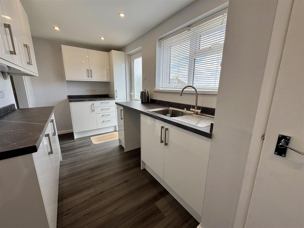 Property photo 3 of 20 Kitchen