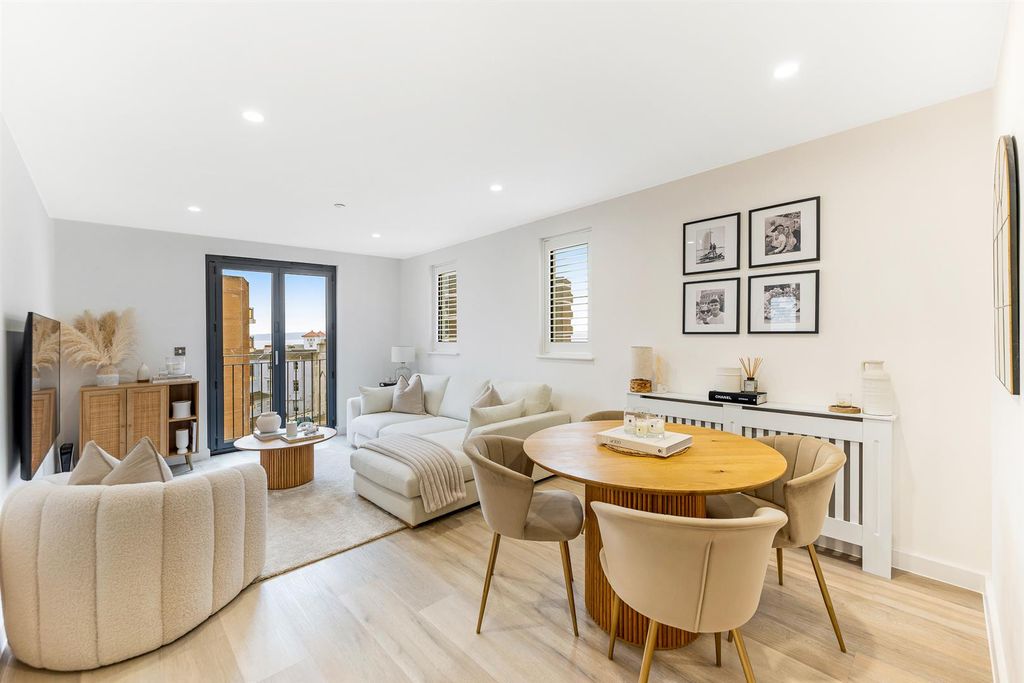 Property photo 1 of 14 Living Room/Dining Room